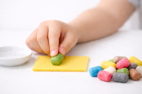 Paso 1: Humedecer - Toca suavemente la superficie húmeda (esponja o paño)